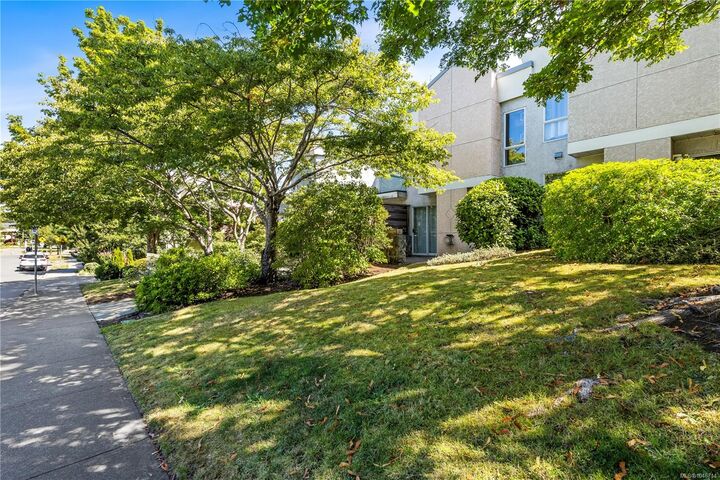 Property Photo:  3255 Rutledge St #3  BC V8X 1N6 
