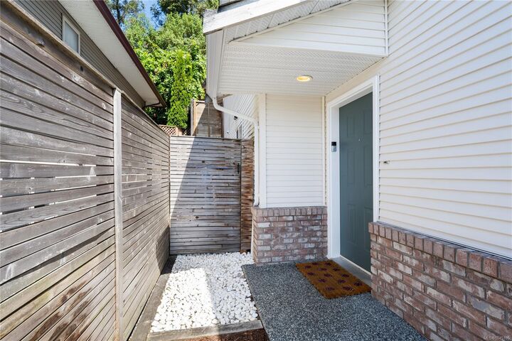Property Photo: 4814 Fairbrook Cres BC V9T 5P3