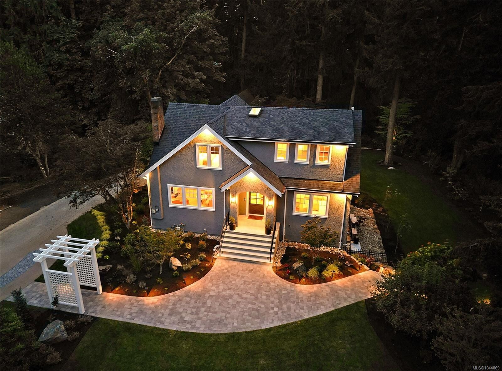Property Photo: 2535 Queenswood Dr BC V8N 1X4