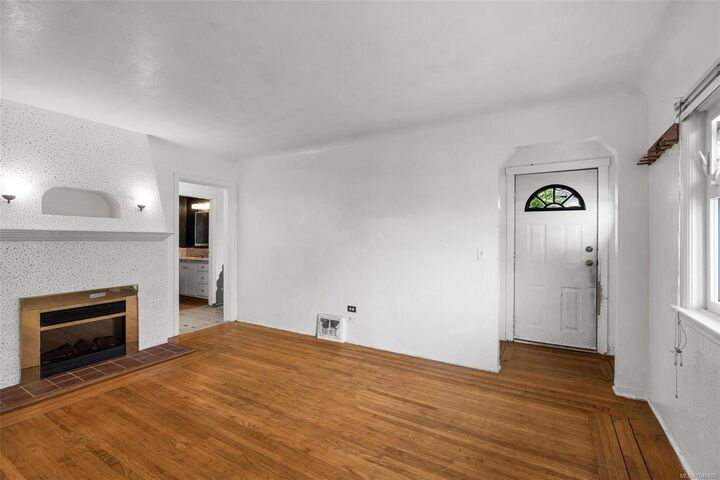 Property Photo: 1669 Kisber Ave BC V8P 2W5