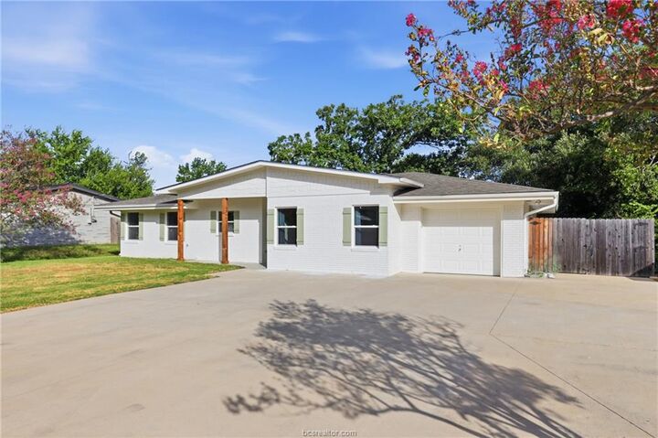 Property Photo: 304 Dunn Street TX 77801