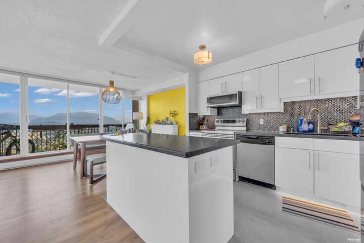 Property Photo: 6540 Burlington Avenue 2006 BC V5H 4G3