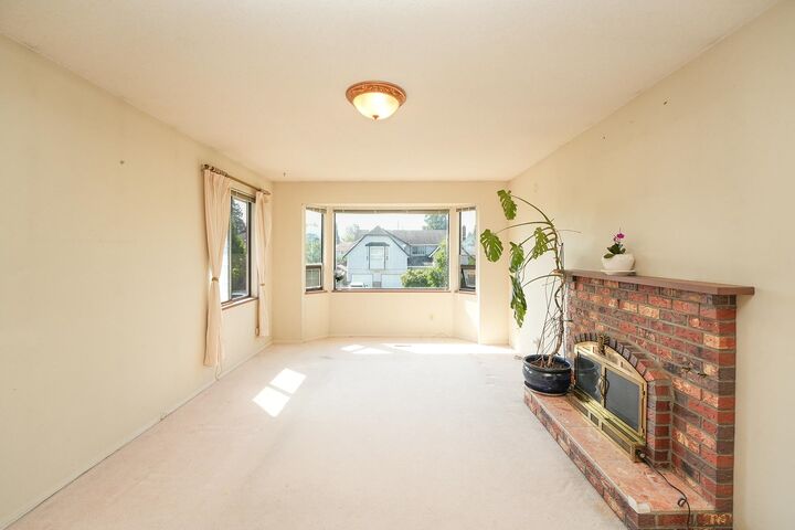 Property Photo: 15309 95A Avenue BC V3R 8J8