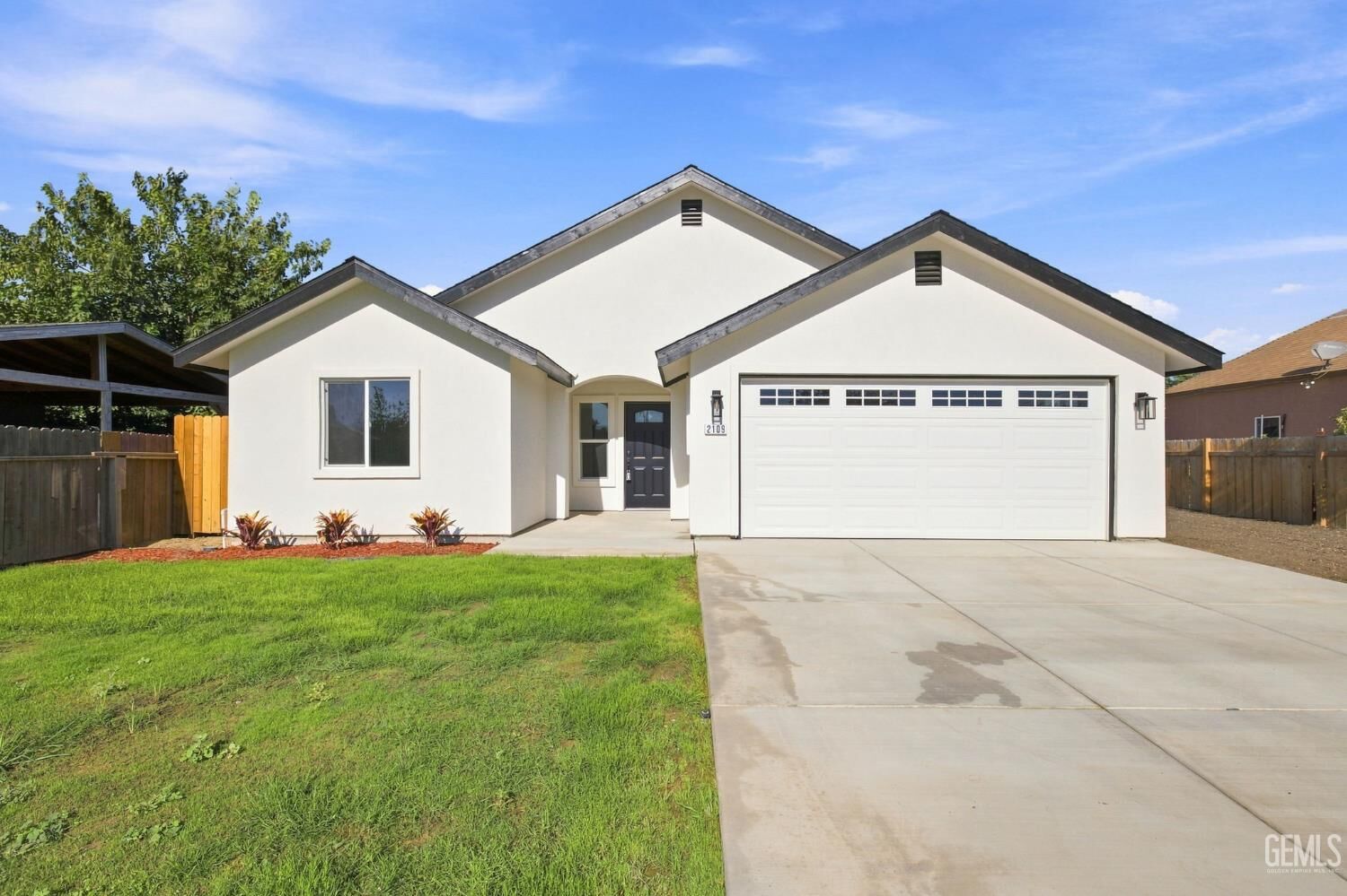 Property Photo: 2109 Mahoney Street CA 93307