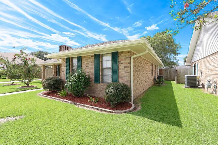 Property Photo: 119 Victoria Dr LA 70360