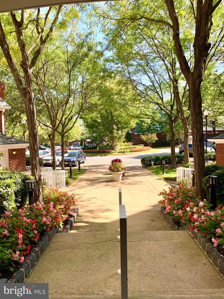 Property Photo: 1645 International 221 VA 22102