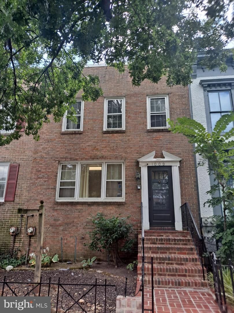 Property Photo:  1009 E Street SE  DC 20003 