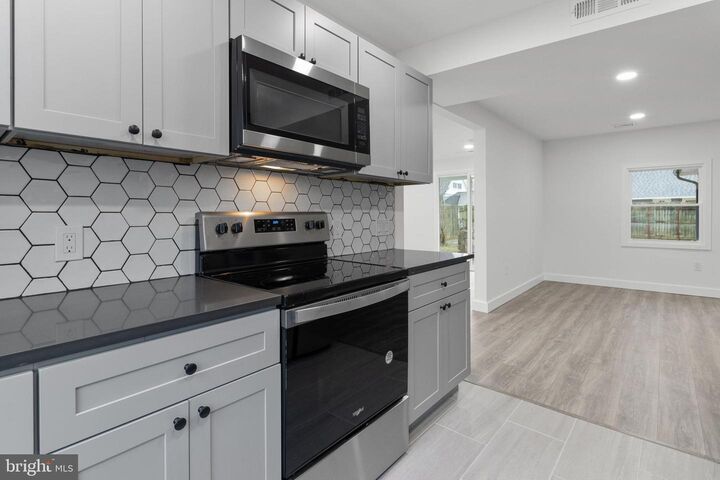 Property Photo: 6 Roundwood Lane PA 19055