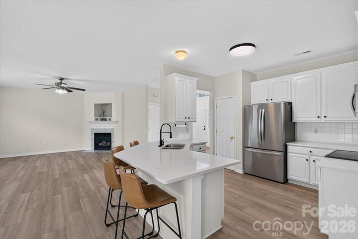 Property Photo:  8100 Laurel Run Drive  NC 28269 