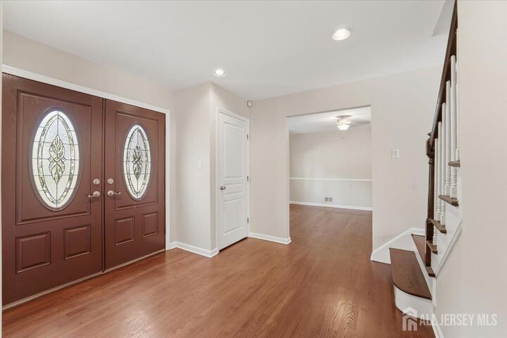 Property Photo:  6 King Arthurs Court  NJ 08820 