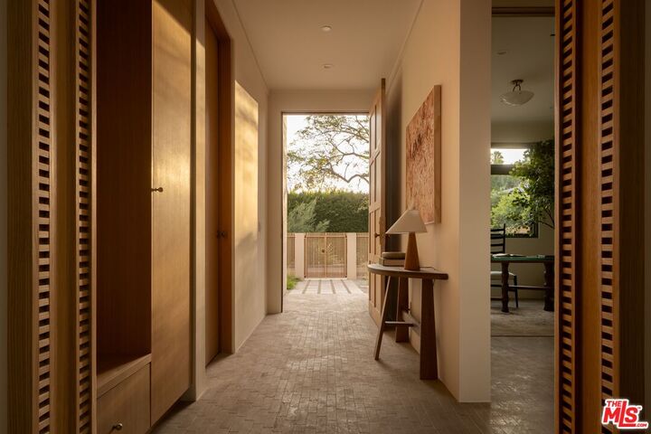 Property Photo:  420 N Kings Rd  CA 90048 