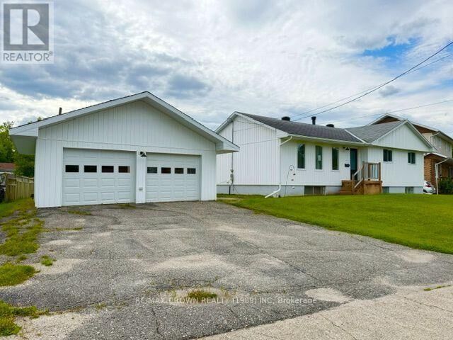 Property Photo: 4 Niagara Street ON P5N 2B8