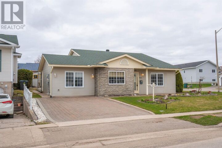 Photo de la propriété: 1015 Lake St ON P6B 6B5