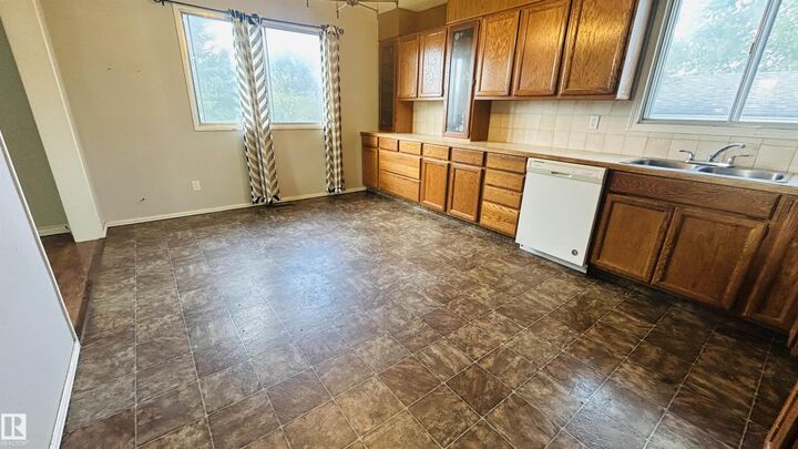 Property Photo: 5102 57 AB T9M 1S4