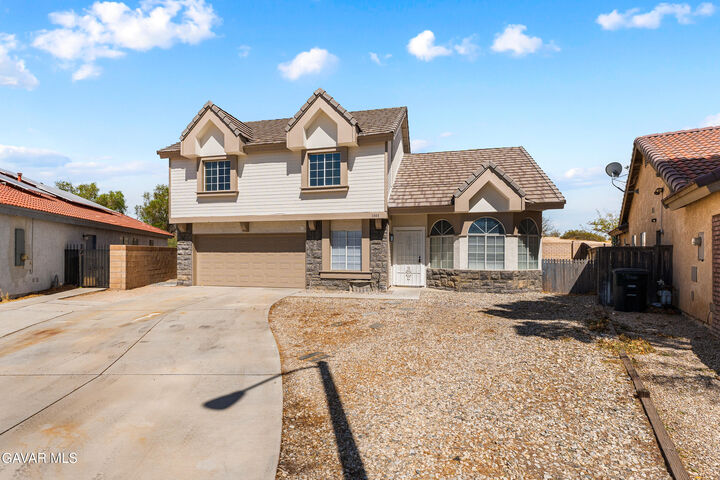 Property Photo: 1000 Cloverdale Court CA 93560