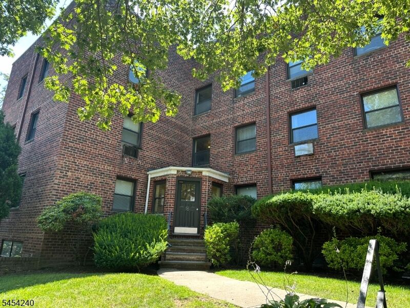 Property Photo:  16 Roosevelt Pl B3  NJ 07042 