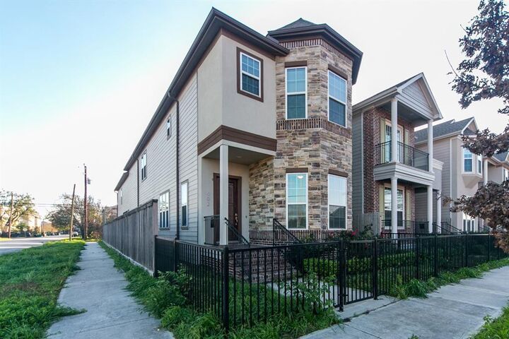 Property Photo: 402 W 28th Street TX 77008