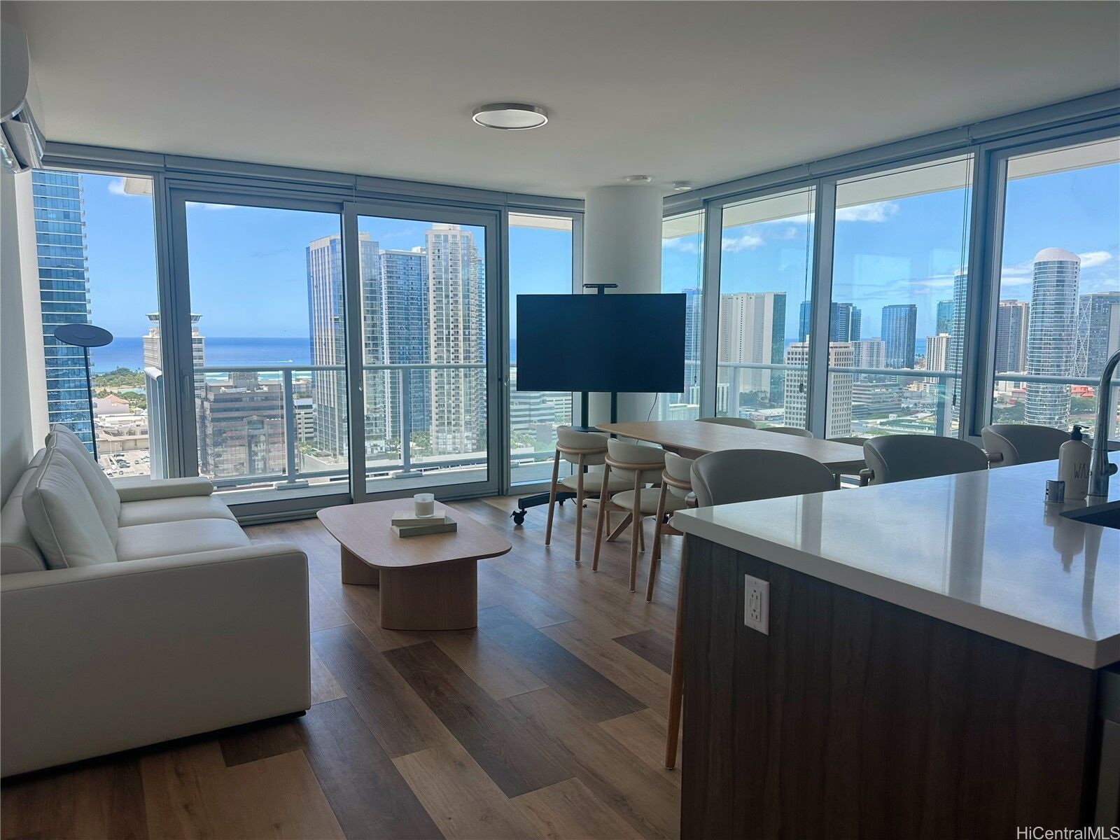 Property Photo:  1500 Rycroft Street 2818R  HI 96814 