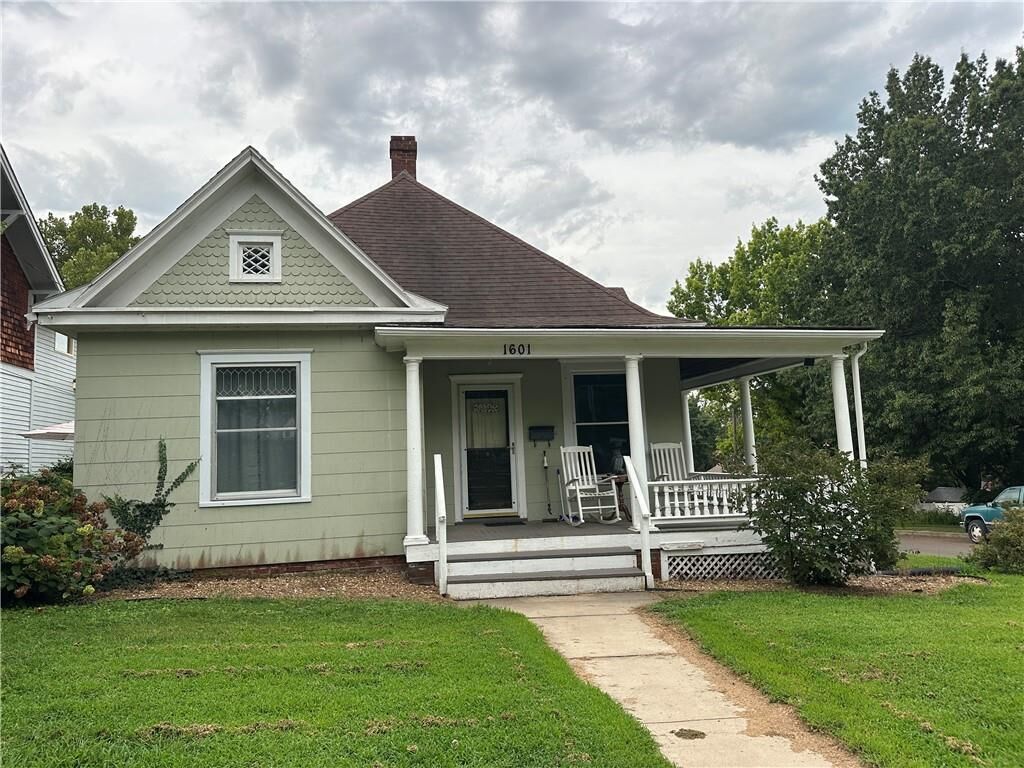Property Photo:  1601 Bloom Street  MO 64067 