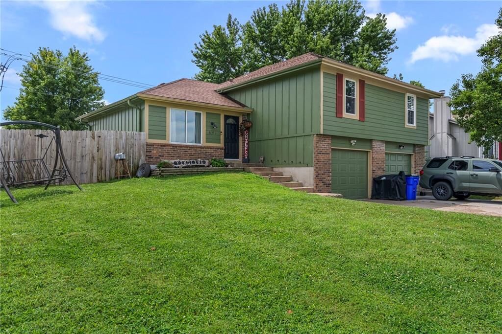 Property Photo: 847 E Pinewood Street KS 66030