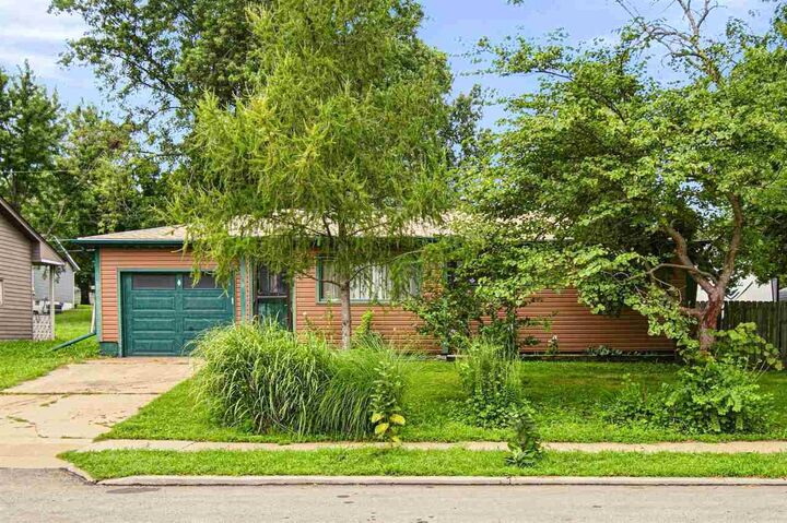 Property Photo: 1620 Crosby Ln IA 52240