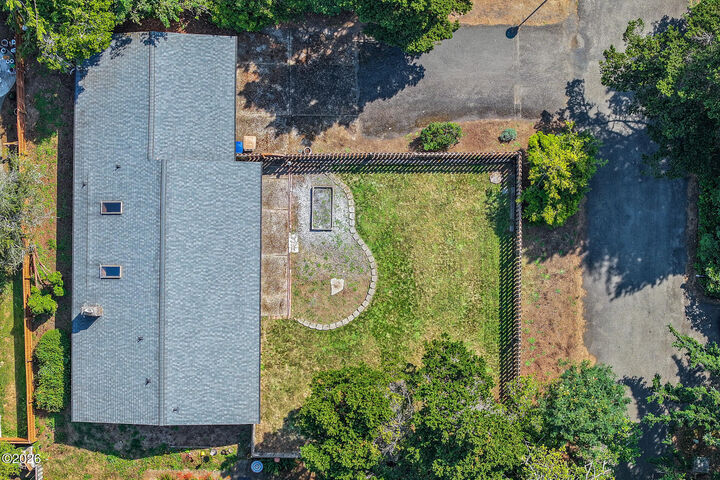 Property Photo: 233 NE 56th Street OR 97365