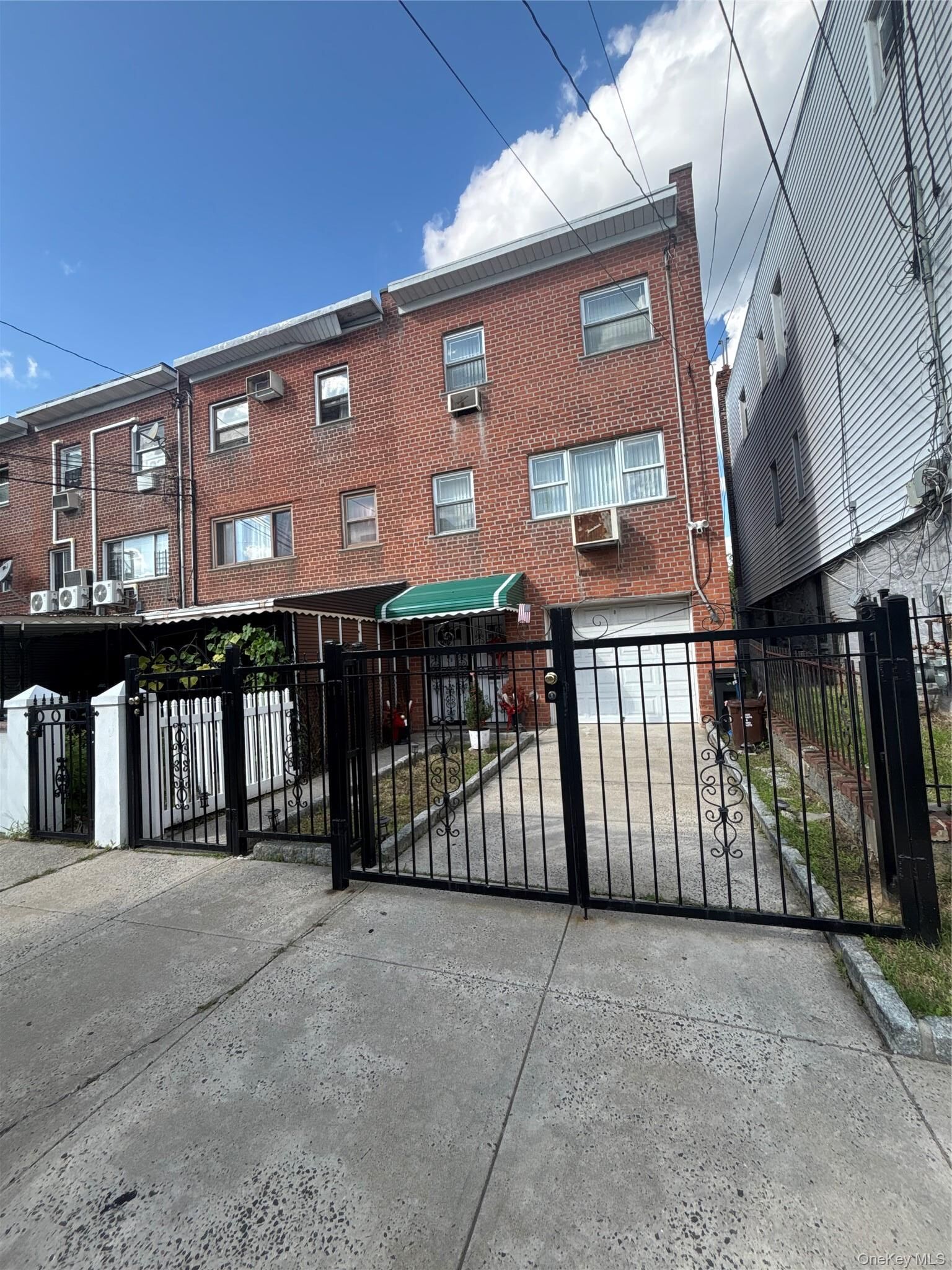 Property Photo: 939 E 229th Street NY 10466