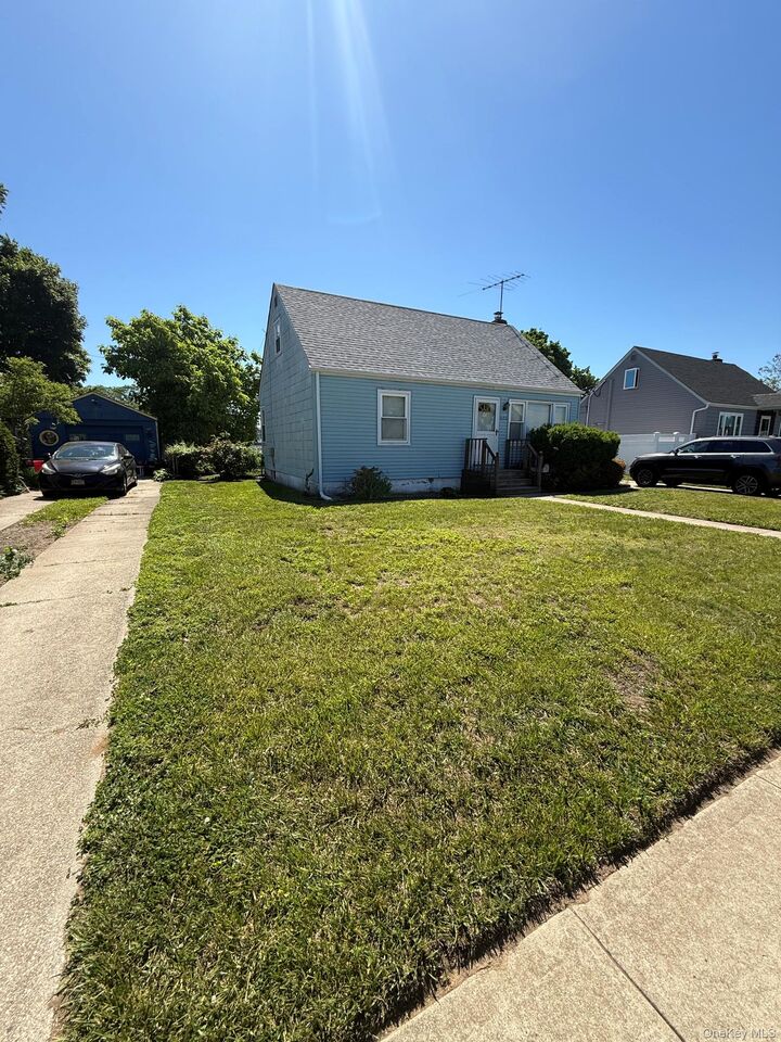 Property Photo:  150 Oriole Road  NY 11756 