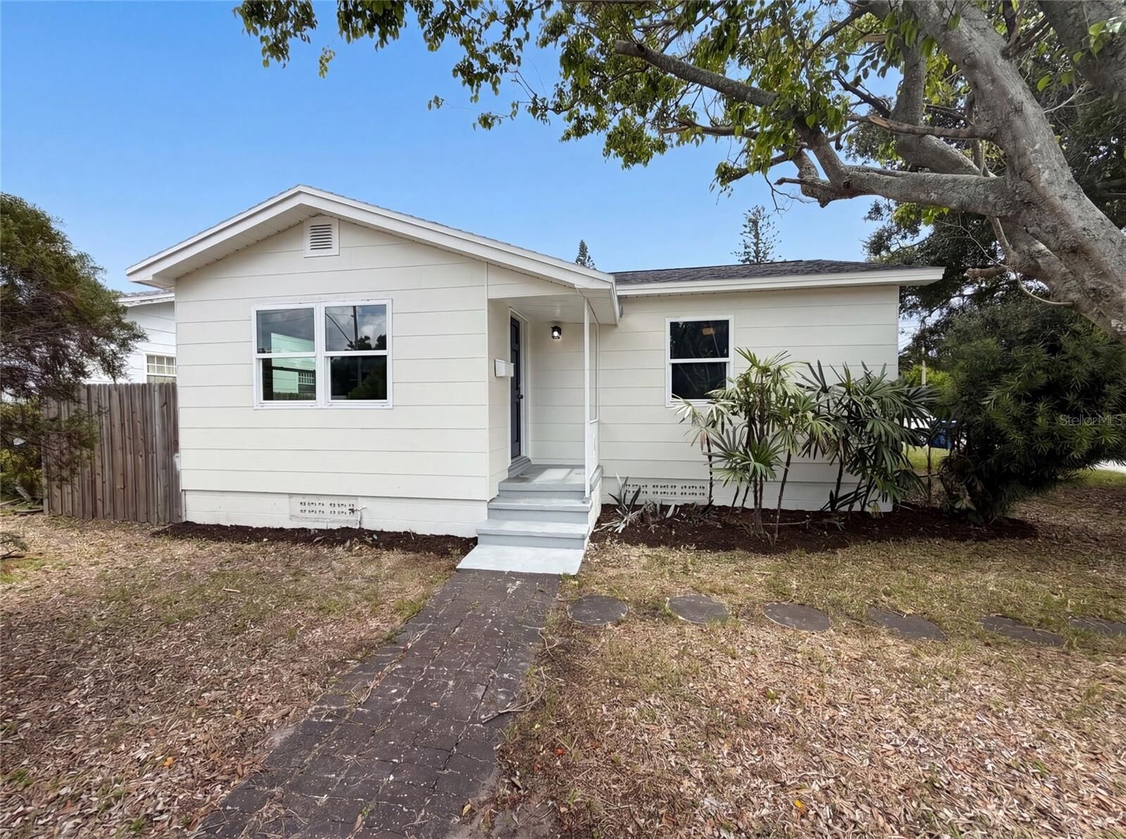 Property Photo: 2596 38th Avenue N FL 33713