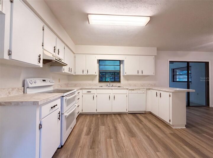 Property Photo: 4621 NW 29th Avenue FL 32606