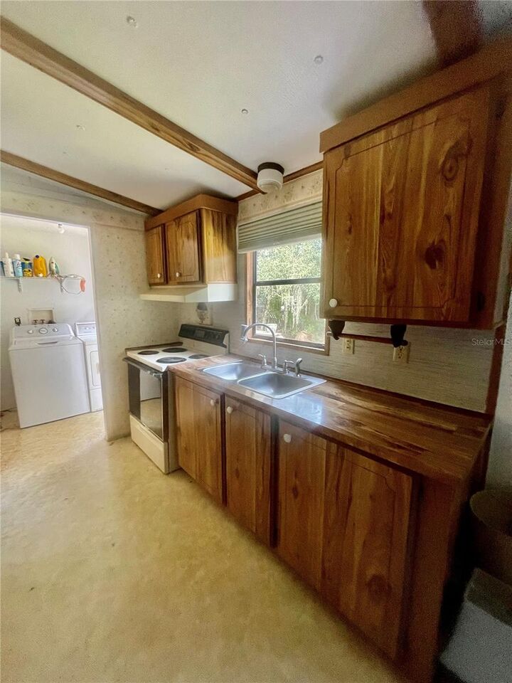 Property Photo: 11 Wildwood Drive FL 32137