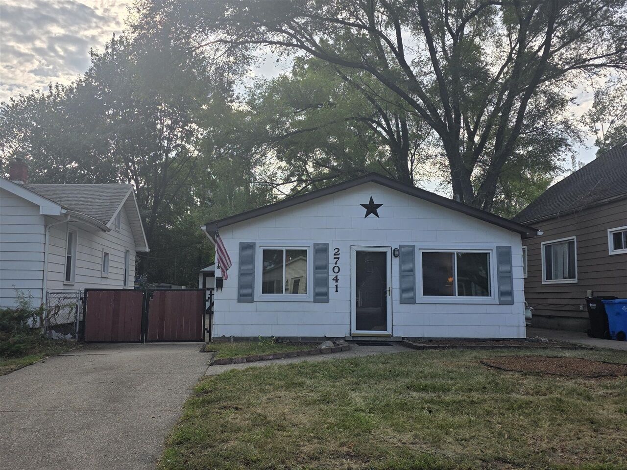 Property Photo: 27041 Brettonwoods Street MI 48071-3207