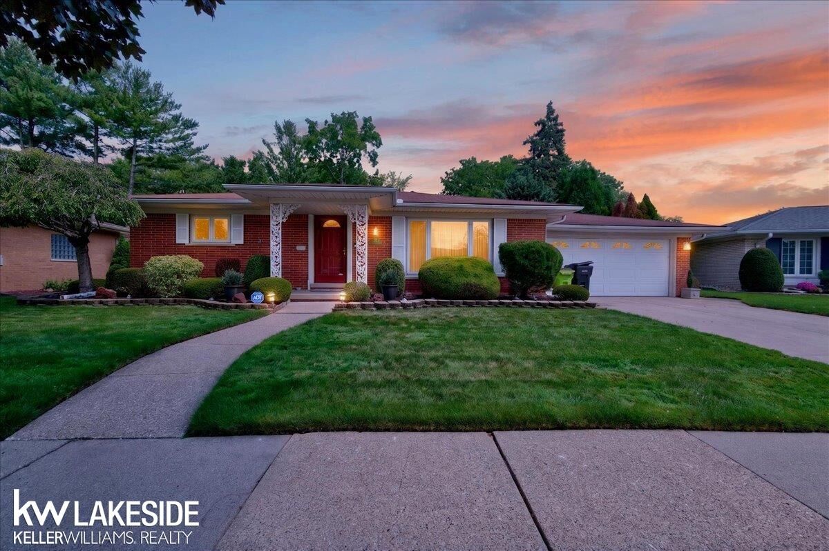 Property Photo:  19427 Candlelight Drive  MI 48066 