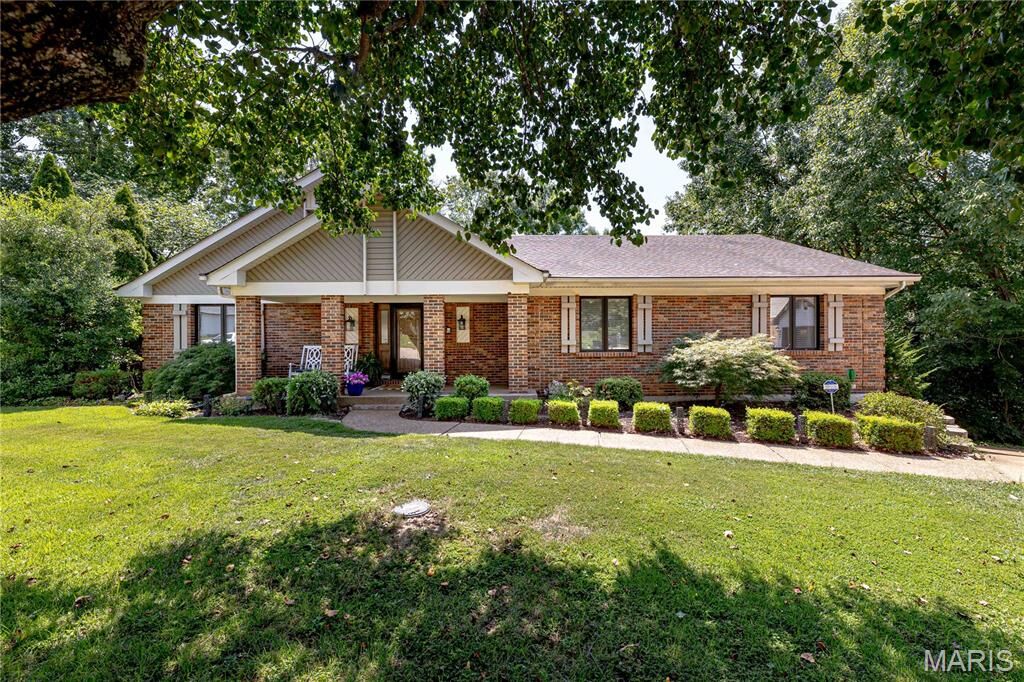 Property Photo: 3008 Oakvilla Manor Court MO 63129