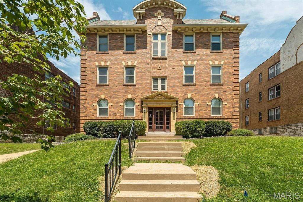Property Photo: 7537 Buckingham Drive MO 63105