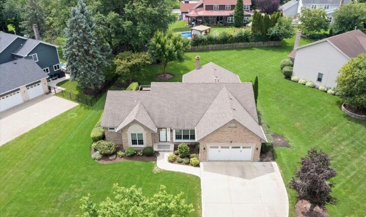 Property Photo:  644 Country Club Drive  IL 60143 