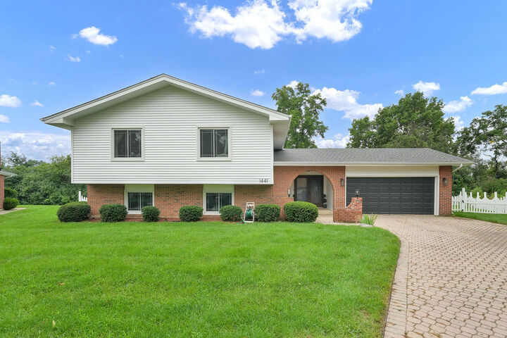 Property Photo: 1441 Holland Place IL 60515