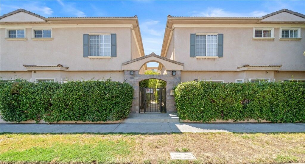 Property Photo: 11808 Riverside Drive 3 CA 91607