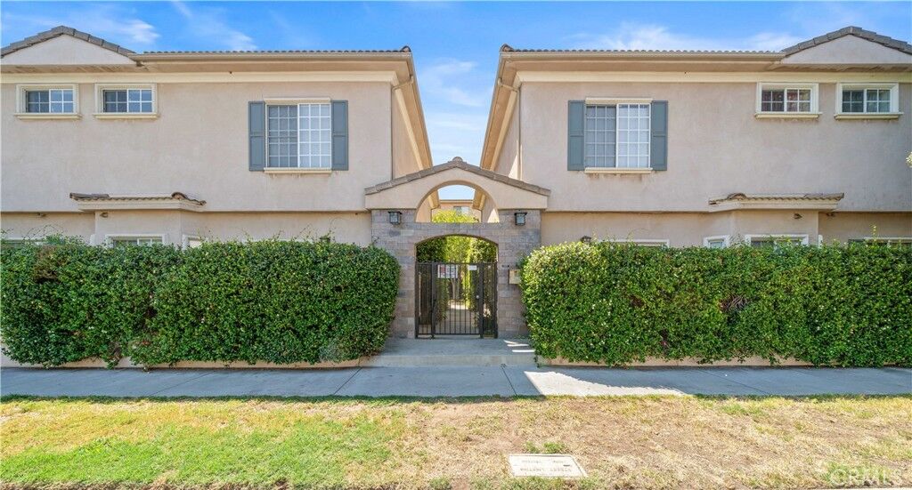 Property Photo: 11808 Riverside Drive 3 CA 91607