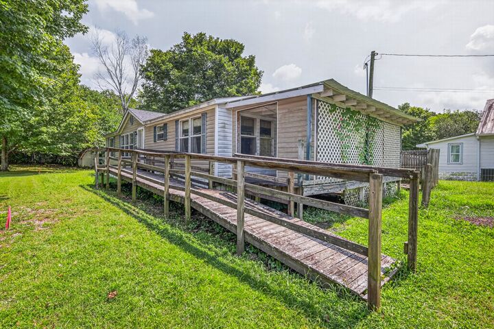 Property Photo:  828 N Brown St  TN 37172 