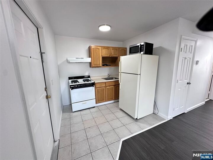 Property Photo:  23 Highland Street 3  NJ 07524 