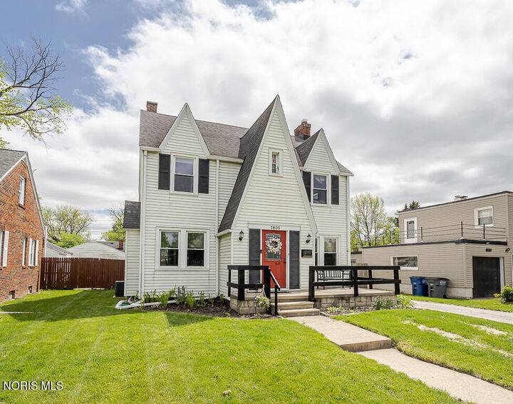 Property Photo: 1805 Heatherdowns Boulevard OH 43614