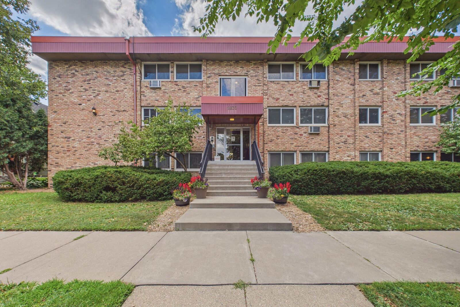 Property Photo:  2630 Pleasant Avenue 205  MN 55408 