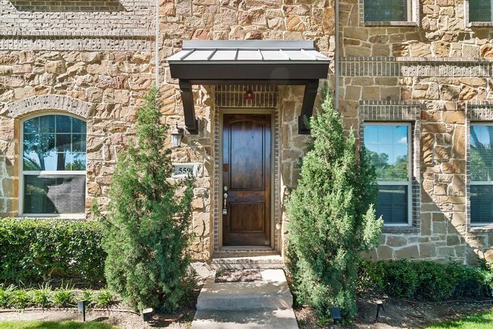 Property Photo:  559 W Royal Lane  TX 75039 