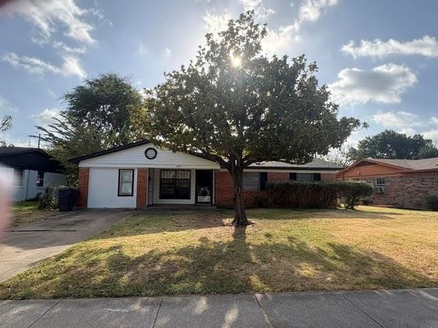 Property Photo: 4974 Dupont Drive TX 75216