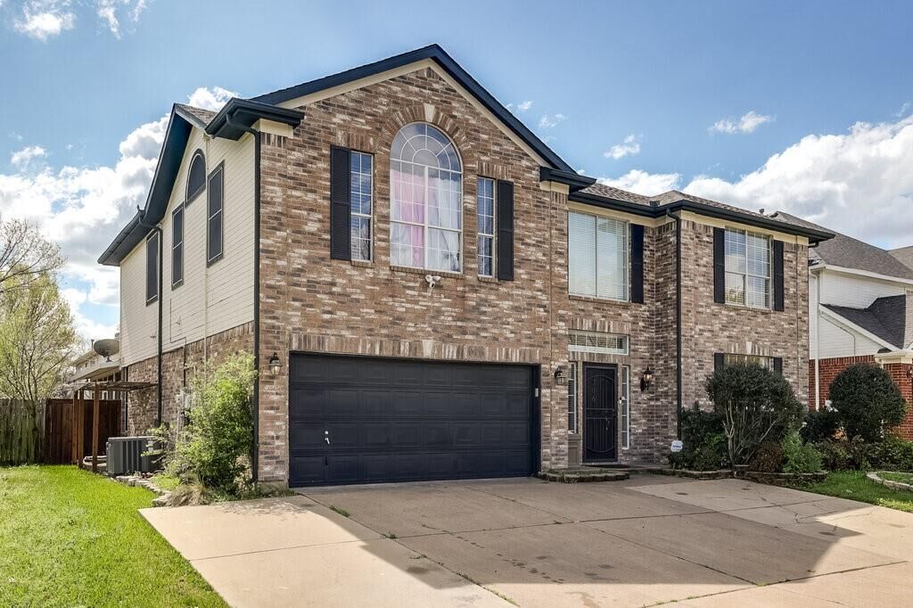 Property Photo: 706 Gentry Drive TX 76018