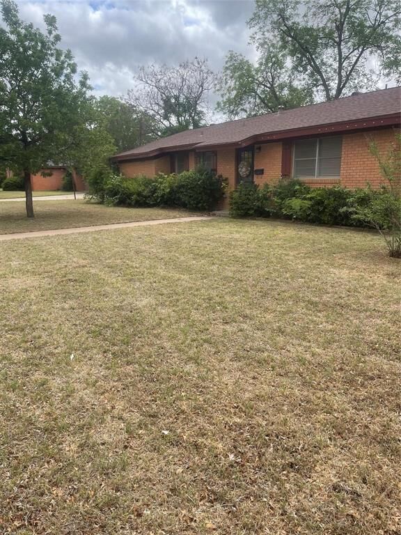 Property Photo: 3117 S 22nd Street TX 79605