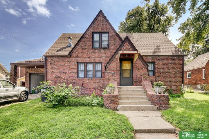 Property Photo:  911 S 38th Street  NE 68105 