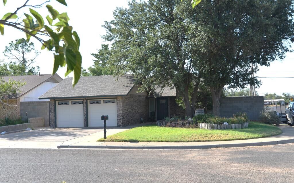 Property Photo:  310 50th St  TX 79762 