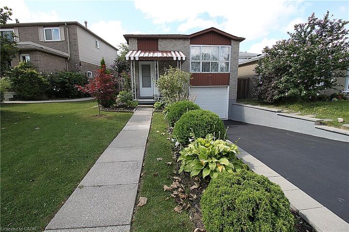 35 Garden Crescent — photo 1